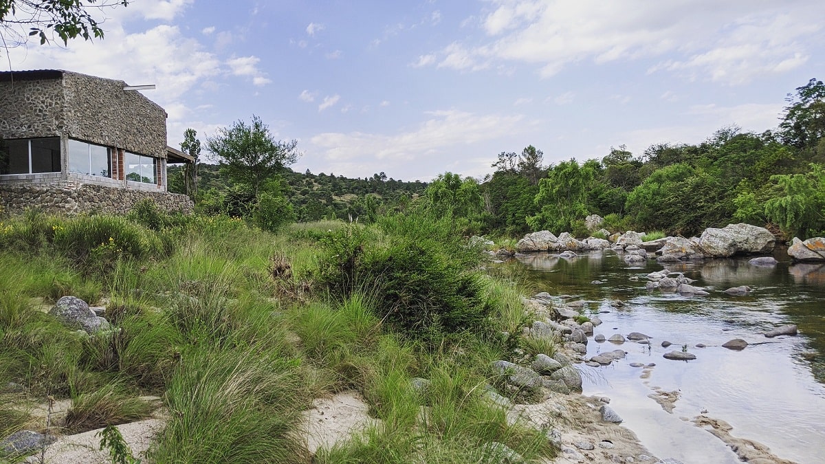 Casa del Río, junto al río Los Reartes en las sierras de Córdoba